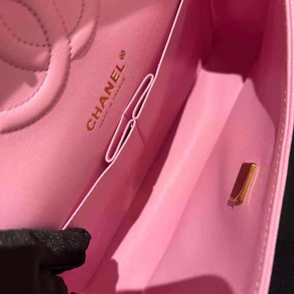 Classic CHANEL Bag: A Stylish and Versatile Choice for Elegance - Picture 3 of 6